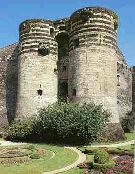 st louis towers.jpg (139712 bytes)